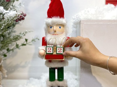 Mô hình Chú lính chì cầm lịch gỗ đếm ngày đến Giáng Sinh C40cm MHDB-XMAS-09